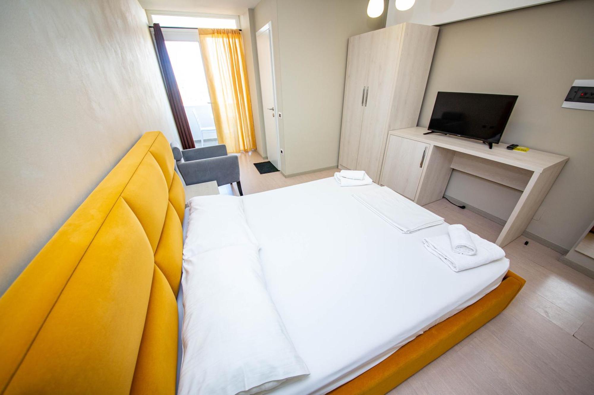 Hotel Miki Durrës Esterno foto